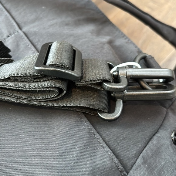 Hurley Horizon Shopper tote,zip top in/out pockets,removable crossbody strap - Picture 10 of 16